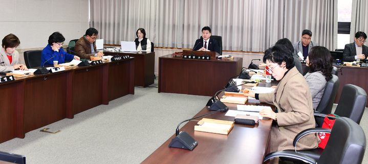 [여수=뉴시스] 전남 여수시의회에서 의회운영위원회(위원장 고용진 의원) 회의가 열리고 있다. (사진=여수시의회 제공) 2025.03.06. photo@newsis.com *재판매 및 DB 금지