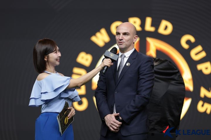 [서울=뉴시스] 2025 국제축구연맹(FIFA) 클럽월드컵 트로피 투어에 참석한 에스테반 캄비아소. (사진=한국프로축구연맹 제공) *재판매 및 DB 금지