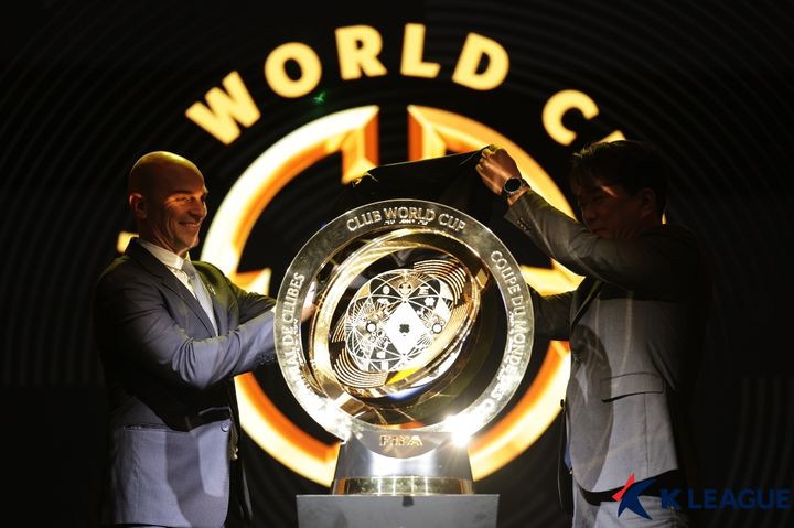 [서울=뉴시스] 2025 국제축구연맹(FIFA) 클럽월드컵 트로피 투어에 참석한 에스테반 캄비아소(왼쪽). (사진=한국프로축구연맹 제공) *재판매 및 DB 금지