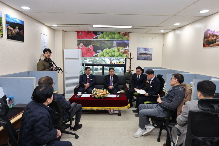 영동군청 군정홍보실 방문한 김영환 지사 *재판매 및 DB 금지