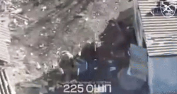 [서울=뉴시스] 최대 격전지 중 하나인 우크라이나 포크로우스크에서 우크라이나 군인 2명이 러시아군의 임시 기지로 추정되는 지하 저장고에 벌집을 던지는 모습이 담겼다.(출처=텔레그래프) 2025.03.06. photo@newsis.com *재판매 및 DB 금지