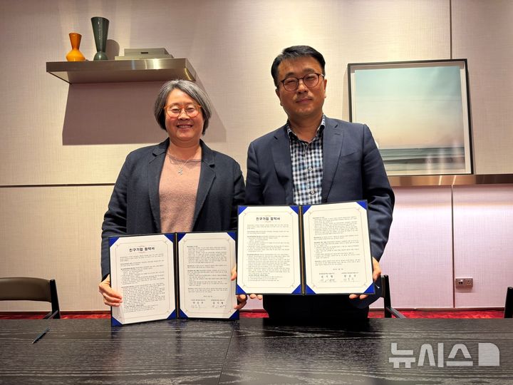 [제주=뉴시스] 지난 5일 제주 드림타워 복합리조트 4층 연회장에서 이병연(오른쪽) 롯데관광개발 대외협력이사와 제주올레 안은주 대표가 공식 후원 협약을 맺고 기념사진을 촬영하고 있다. (사진=제주 드림타워 복합리조트 제공) 2025.03.06. photo@newsis.com