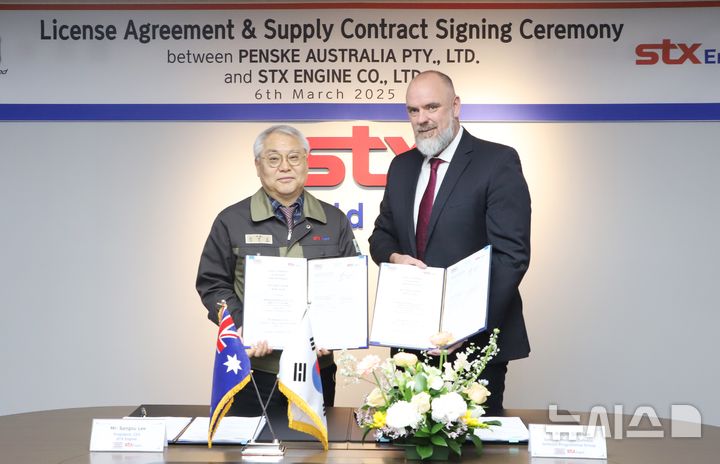 [창원=뉴시스]창원국가산업단지 내 STX엔진 이상수(왼쪽) 대표이사가 6일 PENSKE Australia 임원과 840억 원 규모의 호주 미래형 궤도 보병장갑차 '레드백' 디젤엔진 공급 계약 및 기술이전 라이선스 계약을 체결하고 있다.(사진=STX엔진 제공) 2025.03.06. photo@newsis.com