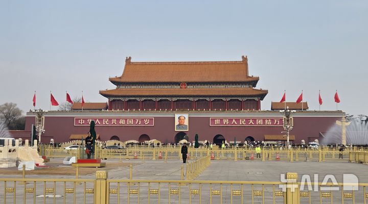 [베이징=뉴시스] 박정규 특파원 = 전국인민대표대회(전인대) 개막식이 열린 5일 중국 베이징의 톈안먼광장에서 바라본 톈안먼의 모습. 2025.03.06 pjk76@newsis.com