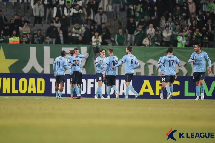 [서울=뉴시스] 프로축구 K리그1 전북현대와 2024~2025시즌 ACL2 8강 1차전을 치른 시드니 선수단. (사진=한국프로축구연맹 제공) *재판매 및 DB 금지