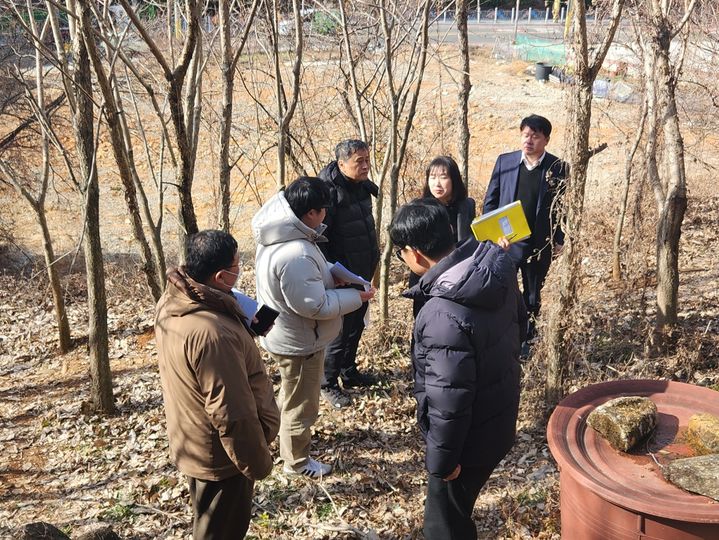 [통영=뉴시스] 신정철 기자= 통영시는 국가유산청의 ‘2025년 제1차 매장유산 긴급발굴조사 지원사업’에 ‘통영 통제사비 매장유적 긴급발굴조사’ 사업이 선정됐다고 6일 밝혔다. 사진은 국가유산청이 무전동 통제사길 일대에서 현지조사를 실시하고 있는 모습.(사진=통영시 제공).2025.03.06. photo@newsis.com *재판매 및 DB 금지