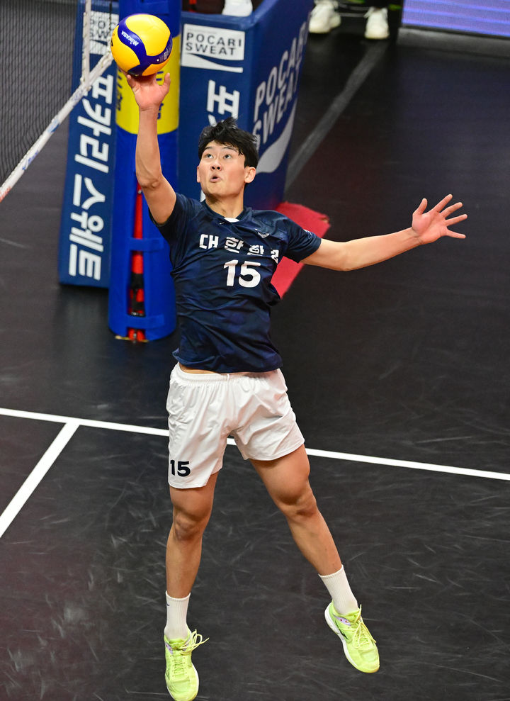 [서울=뉴시스] 프로배구 대한항공 김관우가 6일 안산상록수체육관에서 열린 도드람 2024~2025 V-리그 남자부 OK저축은행과의 경기에서 공을 들어올리고 있다. (사진=KOVO 제공) 2025.03.06. *재판매 및 DB 금지