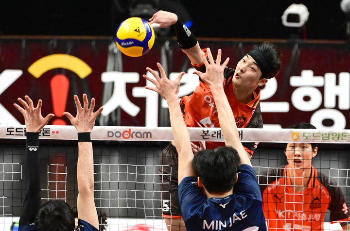 [서울=뉴시스] 프로배구 OK저축은행 김건우가 6일 안산상록수체육관에서 열린 도드람 2024~2025 V-리그 남자부 대한항공과의 경기에서 공격을 시도하고 있다. (사진=KOVO 제공) 2025.03.06. *재판매 및 DB 금지