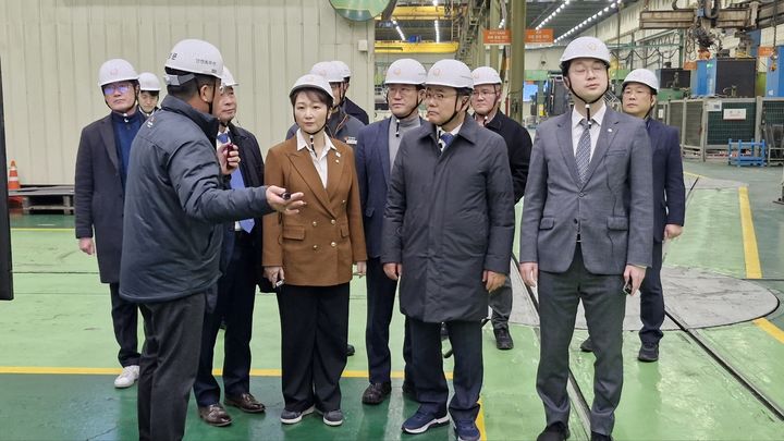[창원=뉴시스]한화에어로스페이스 찾은 민주당 경제상황점검단.(사진=허성무 의원실 제공) 2025.03.06.photo@newsis.com *재판매 및 DB 금지
