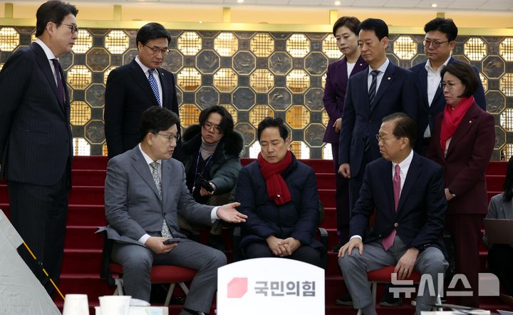 [서울=뉴시스] 조성봉 기자= 권영세 국민의힘 비상대책위원장과 권성동 원내대표가 6일 오전 서울 여의도 국회 로텐더홀에서 '마은혁 헌법재판관 후보자 임명 반대'를 촉구하며 무기한 단식 농성 중인 박수영 의원과 대화를 하고 있다. 2025.03.06. suncho21@newsis.com