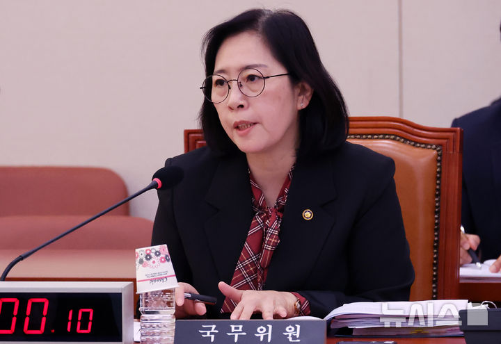 [서울=뉴시스] 조성우 기자 = 신영숙 여성가족부 차관이 지난 6일 오전 서울 여의도 국회에서 열린 여성가족위원회 전체회의에서 의원 질의에 답변하고 있다. 2025.03.06. xconfind@newsis.com