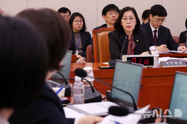 [서울=뉴시스] 조성우 기자 = 신영숙 여성가족부 차관이 지난달 6일 오전 서울 여의도 국회에서 열린 여성가족위원회 전체회의에서 의원 질의에 답변하고 있다. 2025.03.06. xconfind@newsis.com