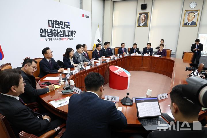 [서울=뉴시스] 조성봉 기자 = 권성동 국민의힘 원내대표가 6일 오전 서울 여의도 국회에서 열린 비상대책위원회의에서 발언을 하고 있다. 2025.03.06. suncho21@newsis.com