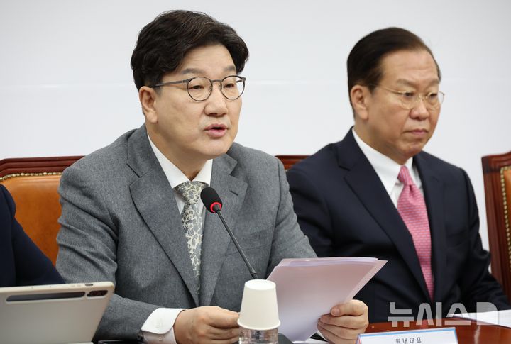 [서울=뉴시스] 조성봉 기자 = 권성동 국민의힘 원내대표가 6일 오전 서울 여의도 국회에서 열린 비상대책위원회의에서 발언을 하고 있다. 오른쪽은 권영세 비대위원장. 2025.03.06. suncho21@newsis.com