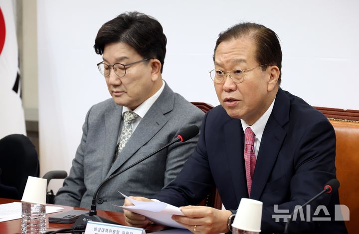 [서울=뉴시스] 조성봉 기자 = 권영세 국민의힘 비상대책위원장이 6일 오전 서울 여의도 국회에서 열린 비상대책위원회의에서 발언을 하고 있다. 왼쪽은 권성동 원내대표. 2025.03.06. suncho21@newsis.com