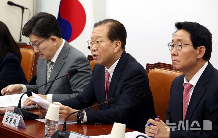 [서울=뉴시스] 조성봉 기자 = 권영세 국민의힘 비상대책위원장이 6일 오전 서울 여의도 국회에서 열린 비상대책위원회의에서 발언을 하고 있다. 2025.03.06. suncho21@newsis.com