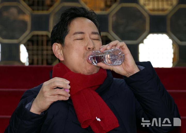 서울=뉴시스] 조성봉 기자= 박수영 국민의힘 의원이 6일 오전 서울 여의도 국회 로텐더홀에서 '마은혁 헌법재판관 후보자 임명 반대'를 촉구하며 무기한 단식 농성 중 물을 마시고 있다. 2025.03.06. suncho21@newsis.com