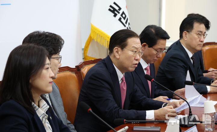 [서울=뉴시스] 조성봉 기자 = 권영세 국민의힘 비상대책위원장이 6일 오전 서울 여의도 국회에서 열린 비상대책위원회의에서 발언을 하고 있다. 2025.03.06. suncho21@newsis.com