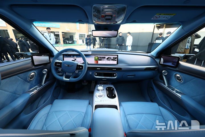 [서울=뉴시스] 황준선 기자 = 6일 오전 서울 성동구 MM성수에서 제네시스의 준중형 전기차 GV60 부분변경 모델이 공개되고 있다. 신형 GV60는 제네시스가 약 3년 5개월 만에 선보이는 부분변경 모델로 4세대 배터리를 탑재해 1회 충전 주행가능거리를 451km에서 481km(복합, 스탠다드 2WD 기준)로 늘린 것이 특징이다. 2025.03.06. hwang@newsis.com