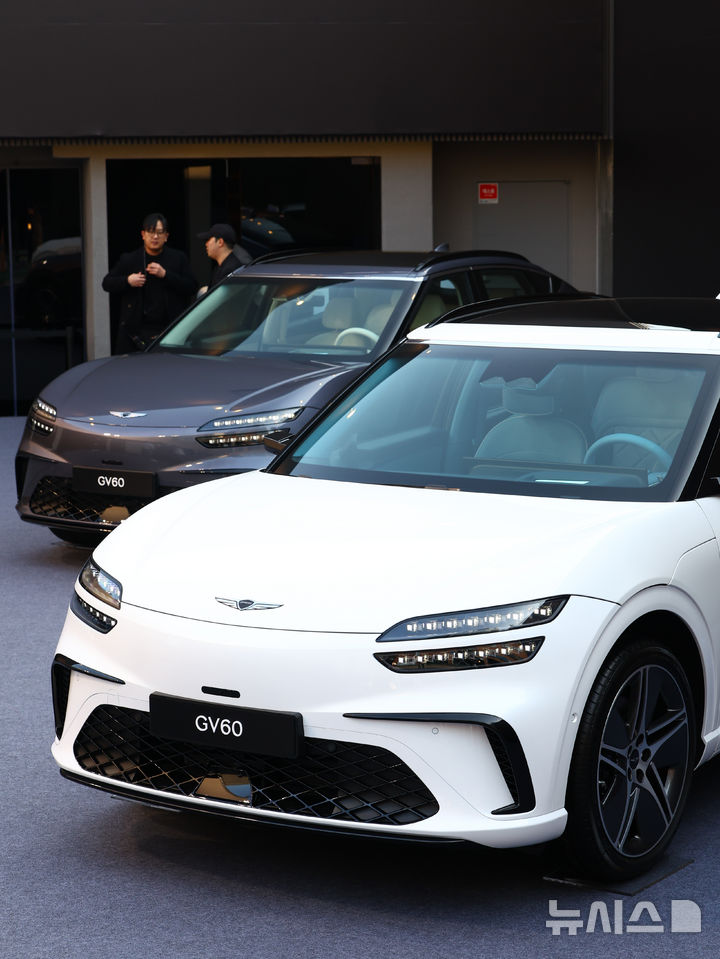 [서울=뉴시스] 황준선 기자 = 6일 오전 서울 성동구 MM성수에서 제네시스의 준중형 전기차 GV60 부분변경 모델이 공개되고 있다. 신형 GV60는 제네시스가 약 3년 5개월 만에 선보이는 부분변경 모델로 4세대 배터리를 탑재해 1회 충전 주행가능거리를 451km에서 481km(복합, 스탠다드 2WD 기준)로 늘린 것이 특징이다. 2025.03.06. hwang@newsis.com
