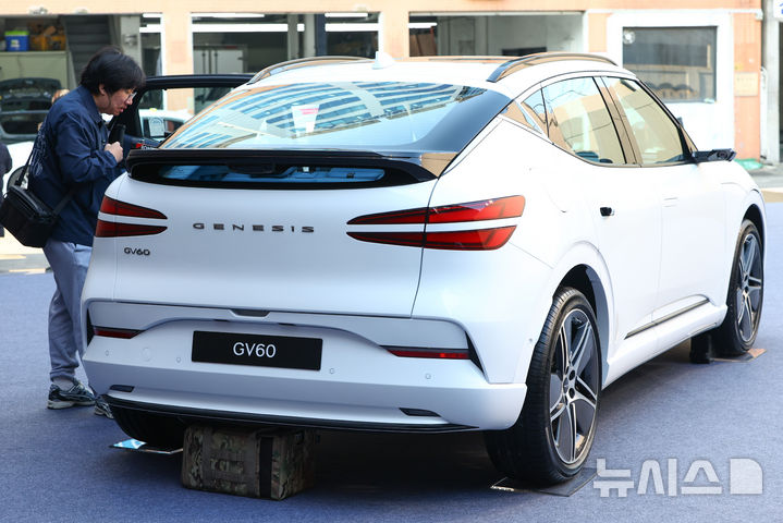 [서울=뉴시스] 황준선 기자 = 6일 오전 서울 성동구 MM성수에서 제네시스의 준중형 전기차 GV60 부분변경 모델이 공개되고 있다. 신형 GV60는 제네시스가 약 3년 5개월 만에 선보이는 부분변경 모델로 4세대 배터리를 탑재해 1회 충전 주행가능거리를 451km에서 481km(복합, 스탠다드 2WD 기준)로 늘린 것이 특징이다. 2025.03.06. hwang@newsis.com