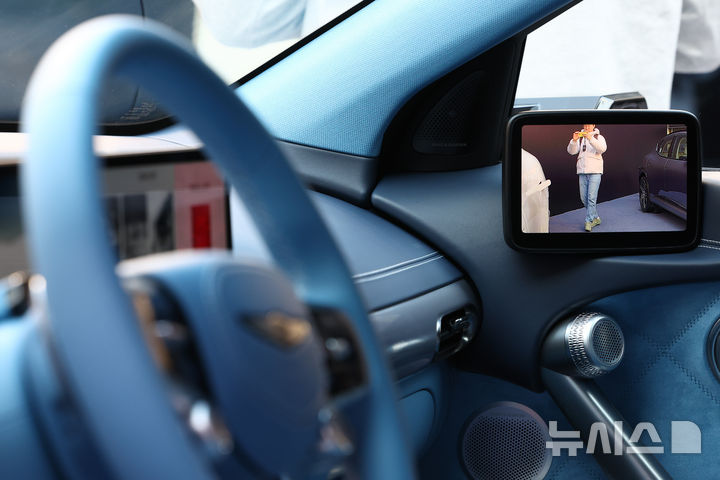 [서울=뉴시스] 황준선 기자 = 6일 오전 서울 성동구 MM성수에서 제네시스의 준중형 전기차 GV60 부분변경 모델이 공개되고 있다. 신형 GV60는 제네시스가 약 3년 5개월 만에 선보이는 부분변경 모델로 4세대 배터리를 탑재해 1회 충전 주행가능거리를 451km에서 481km(복합, 스탠다드 2WD 기준)로 늘린 것이 특징이다. 2025.03.06. hwang@newsis.com