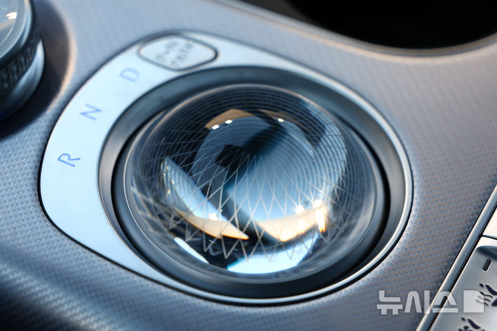 [서울=뉴시스] 황준선 기자 = 6일 오전 서울 성동구 MM성수에서 제네시스의 준중형 전기차 GV60 부분변경 모델이 공개되고 있다. 신형 GV60는 제네시스가 약 3년 5개월 만에 선보이는 부분변경 모델로 4세대 배터리를 탑재해 1회 충전 주행가능거리를 451km에서 481km(복합, 스탠다드 2WD 기준)로 늘린 것이 특징이다. 2025.03.06. hwang@newsis.com