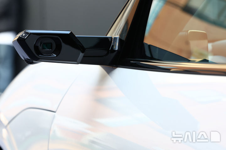 [서울=뉴시스] 황준선 기자 = 6일 오전 서울 성동구 MM성수에서 제네시스의 준중형 전기차 GV60 부분변경 모델이 공개되고 있다. 신형 GV60는 제네시스가 약 3년 5개월 만에 선보이는 부분변경 모델로 4세대 배터리를 탑재해 1회 충전 주행가능거리를 451km에서 481km(복합, 스탠다드 2WD 기준)로 늘린 것이 특징이다. 2025.03.06. hwang@newsis.com