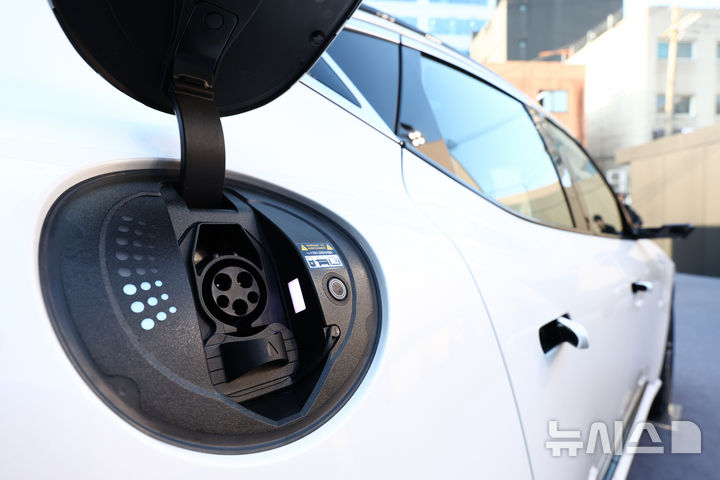 [서울=뉴시스] 황준선 기자 = 6일 오전 서울 성동구 MM성수에서 제네시스의 준중형 전기차 GV60 부분변경 모델이 공개되고 있다. 신형 GV60는 제네시스가 약 3년 5개월 만에 선보이는 부분변경 모델로 4세대 배터리를 탑재해 1회 충전 주행가능거리를 451km에서 481km(복합, 스탠다드 2WD 기준)로 늘린 것이 특징이다. 2025.03.06. hwang@newsis.com