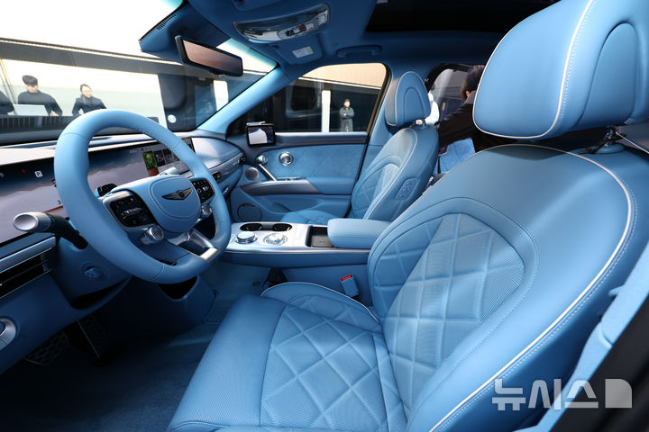 [서울=뉴시스] 황준선 기자 = 6일 오전 서울 성동구 MM성수에서 제네시스의 준중형 전기차 GV60 부분변경 모델이 공개되고 있다. 신형 GV60는 제네시스가 약 3년 5개월 만에 선보이는 부분변경 모델로 4세대 배터리를 탑재해 1회 충전 주행가능거리를 451km에서 481km(복합, 스탠다드 2WD 기준)로 늘린 것이 특징이다. 2025.03.06. hwang@newsis.com