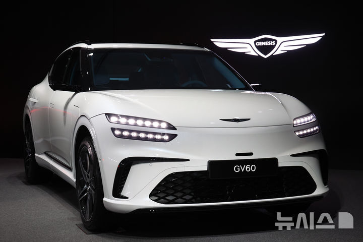 [서울=뉴시스] 황준선 기자 = 6일 오전 서울 성동구 MM성수에서 제네시스의 준중형 전기차 GV60 부분변경 모델이 공개되고 있다. 신형 GV60는 제네시스가 약 3년 5개월 만에 선보이는 부분변경 모델로 4세대 배터리를 탑재해 1회 충전 주행가능거리를 451km에서 481km(복합, 스탠다드 2WD 기준)로 늘린 것이 특징이다. 2025.03.06. hwang@newsis.com
