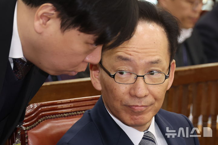 [서울=뉴시스] 고승민 기자 = 6일 서울 여의도 국회에서 열린 제423회 국회(임시회) 행정안전위원회 제1차 전체회의, 중앙선거관리위원회 위원후보자(김대웅) 인사청문회에서 시작 전 김대웅 후보자가 관계자 설명을 듣고 있다. 2025.03.06. kkssmm99@newsis.com