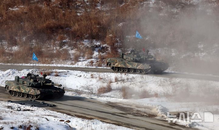 [포천=뉴시스] 이영환 기자 = 6일 오전 경기 포천시 승진훈련장에서 열린 2025년 전반기 한미연합 수도기계화보병사단(수기사) 통합화력 실사격 훈련에서 K1A2 전차가 기동하고 있다. 2025.03.06. 20hwan@newsis.com