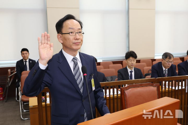 [서울=뉴시스] 고승민 기자 = 6일 서울 여의도 국회에서 열린 제423회 국회(임시회) 행정안전위원회 제1차 전체회의, 중앙선거관리위원회 위원후보자(김대웅) 인사청문회에서 김대웅 후보자가 선서를 하고 있다. 2025.03.06. kkssmm99@newsis.com