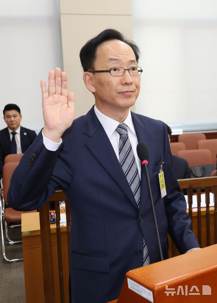 [서울=뉴시스] 고승민 기자 = 6일 서울 여의도 국회에서 열린 제423회 국회(임시회) 행정안전위원회 제1차 전체회의, 중앙선거관리위원회 위원후보자(김대웅) 인사청문회에서 김대웅 후보자가 선서를 하고 있다. 2025.03.06. kkssmm99@newsis.com