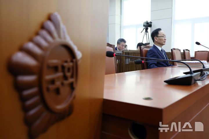 [서울=뉴시스] 고승민 기자 = 6일 서울 여의도 국회에서 열린 제423회 국회(임시회) 행정안전위원회 제1차 전체회의, 중앙선거관리위원회 위원후보자(김대웅) 인사청문회에서 김대웅 후보자가 출석하고 있다. 2025.03.06. kkssmm99@newsis.com