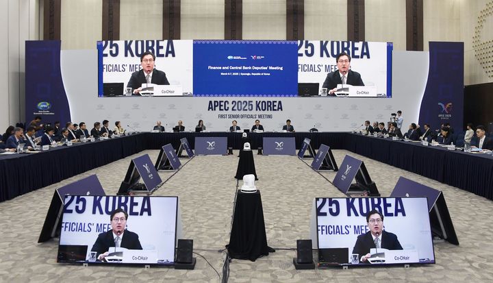 [서울=뉴시스] 김범석 기획재정부 차관이 6일 오전 경북 경주시 경주화백컨벤션센터에서 열린 아시아태평양경제협력체(APEC) 재무차관회의에서 개회사를 하고 있다. (사진=기획재정부 제공) 2025.03.06. photo@newsis.com *재판매 및 DB 금지