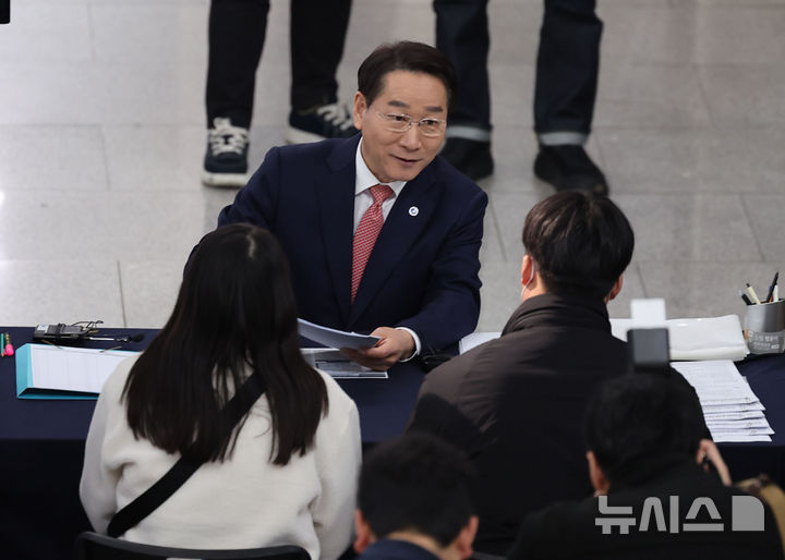 [인천=뉴시스] 전진환 기자 = 유정복 인천시장이 6일 인천 남동구 인천시청 중앙홀에 마련된 천원주택(매입임대주택) 접수처에서 예비 입주자들의 입주 신청서를 접수하고 있다.  '천원주택'은 하루 임대료 1000원, 월 3만 원으로 주거(매입임대주택)를 제공하는 인천형 저출산 주거정책으로, 결혼 7년 이내 인천지역 신혼부부 또는 예비 신혼부부, 한부모 가정 등을 대상으로 최초 2년부터 최대 6년까지 지원한다. 2025.03.06. amin2@newsis.com