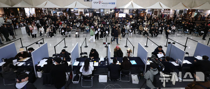 [인천=뉴시스] 전진환 기자 = 6일 인천 남동구 인천시청 중앙홀에 마련된 천원주택(매입임대주택) 접수처에서 예비 입주자들이 접수를 하고 있다. &nbsp; &nbsp;'천원주택'은 하루 임대료 1000원, 월 3만 원으로 주거(매입임대주택)를 제공하는 인천형 저출산 주거정책으로, 결혼 7년 이내 인천지역 신혼부부 또는 예비 신혼부부, 한부모 가정 등을 대상으로 최초 2년부터 최대 6년까지 지원한다. 2025.03.06. amin2@newsis.com