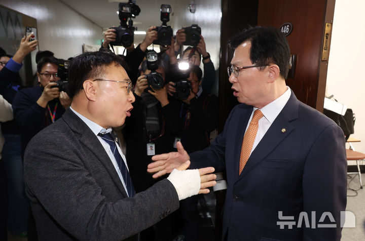 [서울=뉴시스] 고승민 기자 = 6일 서울 여의도 국회에서 열린 제423회 국회(임시회) 행정안전위원회 제1차 전체회의, 중앙선거관리위원회 위원후보자(김대웅) 인사청문회가 격해진 여야 공방으로 정회되자 이광희 더불어민주당 의원과 이만희 국민의힘 의원이 복도로 나와 호칭 등의 문제로 설전을 벌이고 있다. 2025.03.06. kkssmm99@newsis.com