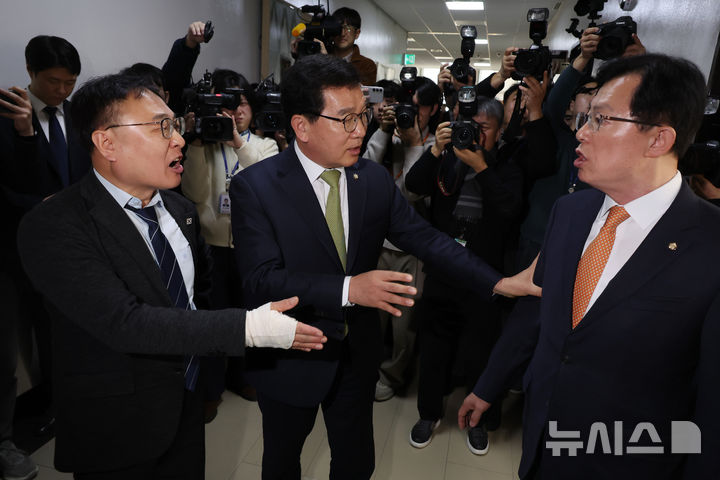 [서울=뉴시스] 고승민 기자 = 6일 서울 여의도 국회에서 열린 제423회 국회(임시회) 행정안전위원회 제1차 전체회의, 중앙선거관리위원회 위원후보자(김대웅) 인사청문회가 격해진 여야 공방으로 정회되자 이광희 더불어민주당 의원과 이만희 국민의힘 의원이 복도로 나와 호칭 등의 문제로 설전을 벌이고 있다.&nbsp; 신정훈 행안위원장이 나와 이들을 만류하고 있다. 2025.03.06. kkssmm99@newsis.com