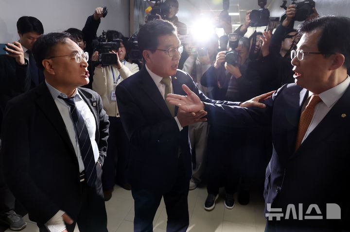 [서울=뉴시스] 고승민 기자 = 6일 서울 여의도 국회에서 열린 제423회 국회(임시회) 행정안전위원회 제1차 전체회의, 중앙선거관리위원회 위원후보자(김대웅) 인사청문회가 격해진 여야 공방으로 정회되자 이광희 더불어민주당 의원과 이만희 국민의힘 의원이 복도로 나와 호칭 등의 문제로 설전을 벌이고 있다. 신정훈 행안위원장이 나와 이들을 만류하고 있다. 2025.03.06. kkssmm99@newsis.com