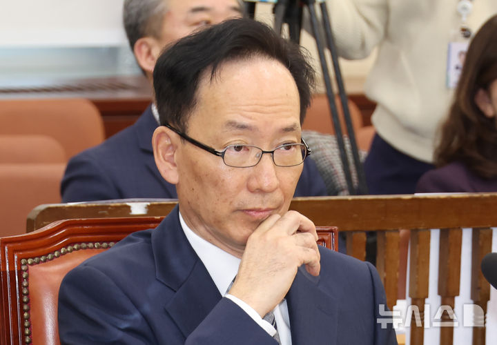 [서울=뉴시스] 고승민 기자 = 6일 서울 여의도 국회에서 열린 제423회 국회(임시회) 행정안전위원회 제1차 전체회의, 중앙선거관리위원회 위원후보자(김대웅) 인사청문회에서 김대웅 후보자가 여야 의원들의 설전을 지켜보고 있다. 2025.03.06. kkssmm99@newsis.com