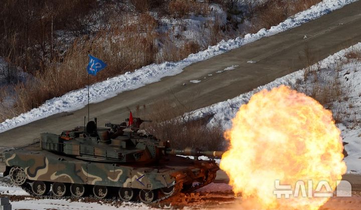 [포천=뉴시스] 이영환 기자 = 6일 오전 경기 포천시 승진훈련장에서 열린&nbsp; 2025년 전반기 한미연합 수도기계화보병사단(수기사) 통합화력 실사격 훈련에서 K1A2 전차가 포를 쏘고 있다. 2025.03.06. 20hwan@newsis.com