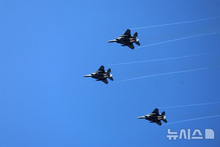 [포천=뉴시스] 이영환 기자 = 6일 오전 경기 포천시 승진훈련장에서 열린 2025년 전반기 한미연합 수도기계화보병사단(수기사) 통합화력 실사격 훈련에서 F-15K 전투기가 기동하고 있다. 2025.03.06. 20hwan@newsis.com