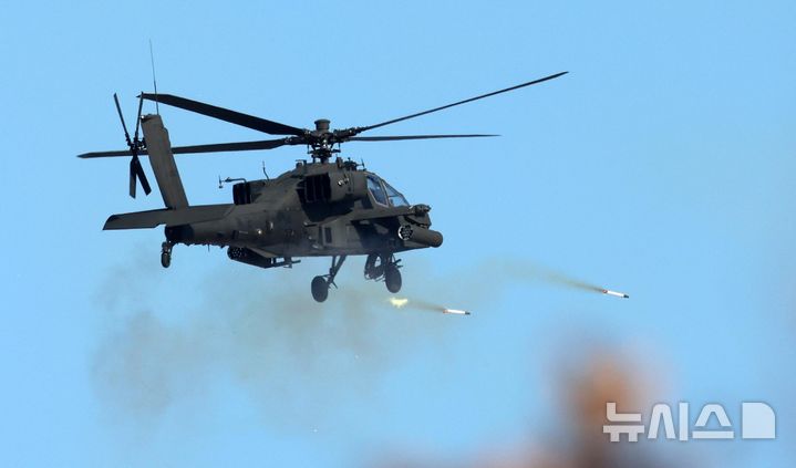 [포천=뉴시스] 이영환 기자 = 6일 오전 경기 포천시 승진훈련장에서 열린 2025년 전반기 한미연합 수도기계화보병사단(수기사) 통합화력 실사격 훈련에서 아파치 가디언 공격헬기가 로켓을 쏘고 있다. 2025.03.06. 20hwan@newsis.com