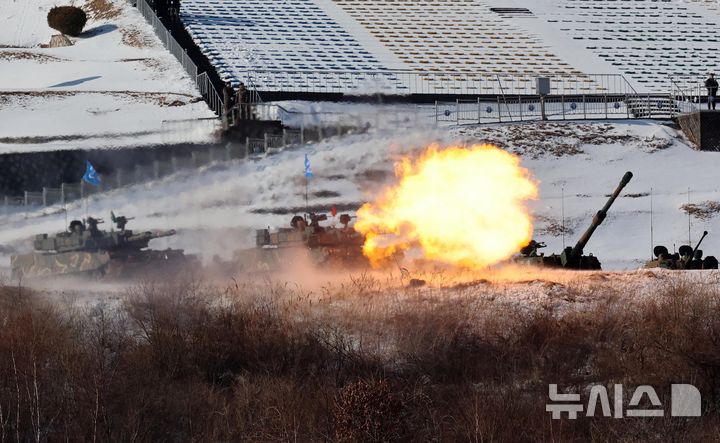 [포천=뉴시스] 이영환 기자 = 6일 오전 경기 포천시 승진훈련장에서 열린 2025년 전반기 한미연합 수도기계화보병사단(수기사) 통합화력 실사격 훈련에서 K1A2 전차가 포를 쏘고 있다. 2025.03.06. 20hwan@newsis.com