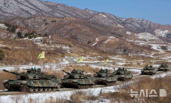 [포천=뉴시스] 이영환 기자 = 6일 오전 경기 포천시 승진훈련장에서 2025년 전반기 한미연합 수도기계화보병사단(수기사) 통합화력 실사격 훈련에 참가한 K1A2 전차가 기동하고 있다. 2025.03.06. 20hwan@newsis.com