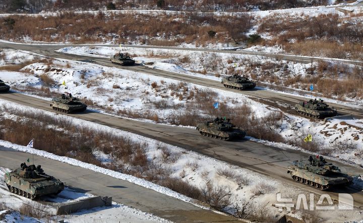 [포천=뉴시스] 이영환 기자 = 6일 오전 경기 포천시 승진훈련장에서&nbsp; 2025년 전반기 한미연합 수도기계화보병사단(수기사) 통합화력 실사격 훈련에 참가한 K1A2 전차가 기동하고 있다. 2025.03.06. 20hwan@newsis.com