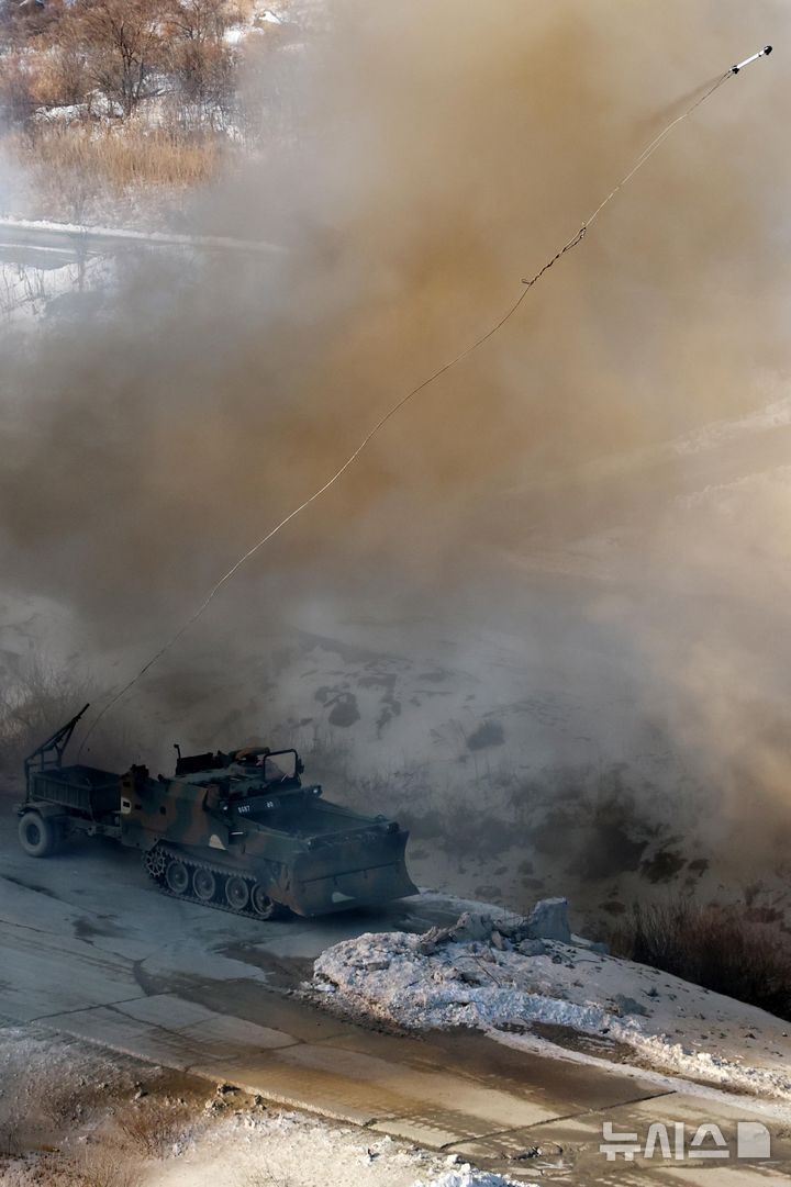 [포천=뉴시스] 이영환 기자 = 6일 오전 경기 포천시 승진훈련장에서 열린 2025년 전반기 한미연합 수도기계화보병사단(수기사) 통합화력 실사격 훈련에서 KM9 에이스 공병차량이 지뢰제거를 위해 미클릭을 발사하고 있다. 2025.03.06. 20hwan@newsis.com